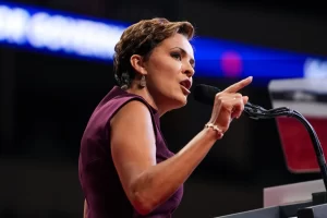 Kari Lake Uses Trump Nonsense To Allege Election Fraud Before Vote